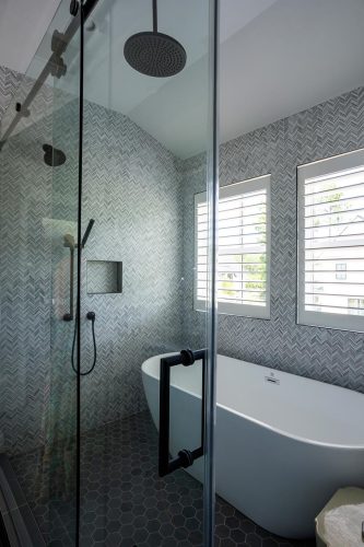 Harrier St glass shower and tub